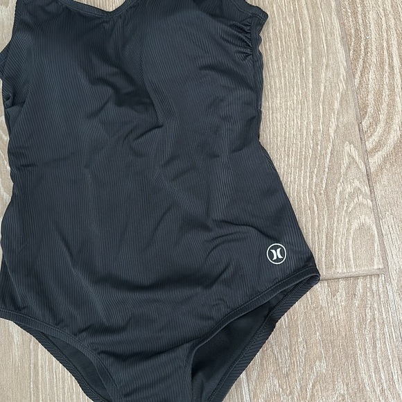 Hurley 1 piece swimsuit NWOT - Picture 3 of 8